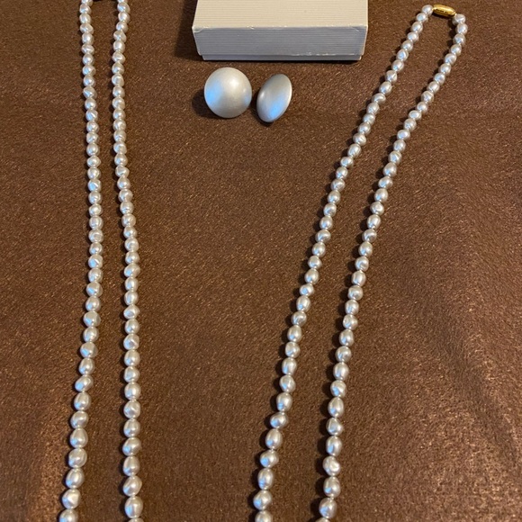 Avon Vintage Classic Grey Baroque necklace (2) and earring set - Picture 3 of 6